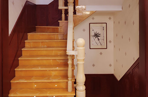 习水中式别墅室内汉白玉石楼梯的定制安装装饰效果